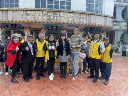 大苗栗國際傑人會攜手設計師團隊前進汶水國小實施 愛心義剪。溫暖從「頭」開始